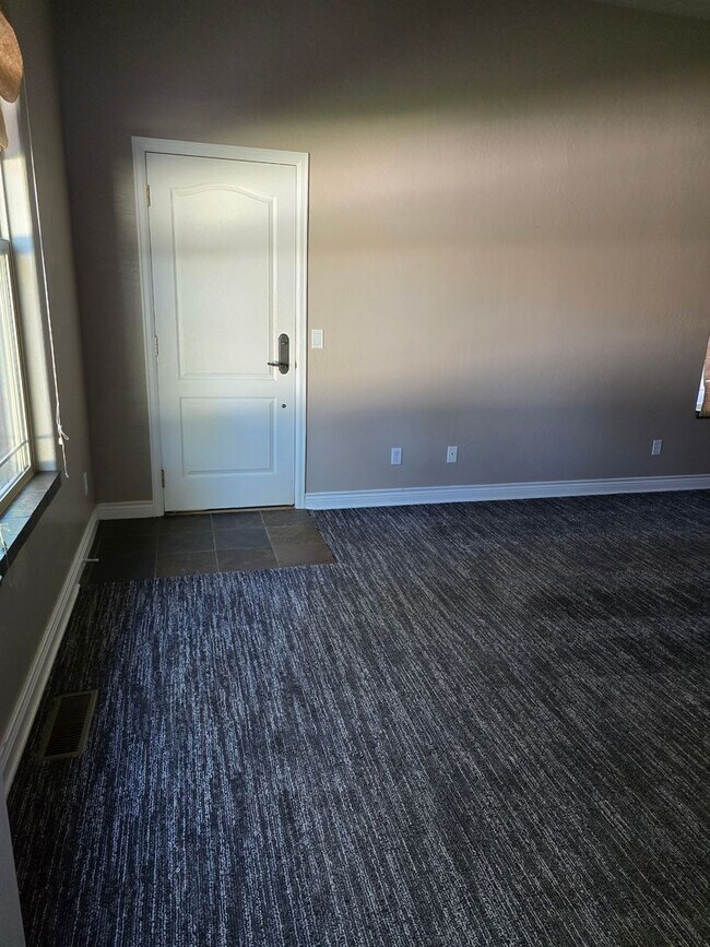 Building Photo - Beautiful 3-Bedroom Home with Scenic Views in the Redlands