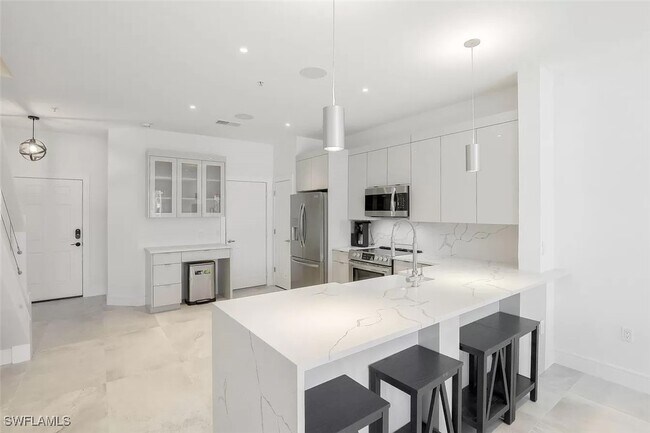 Building Photo - 775 Hampton Cir