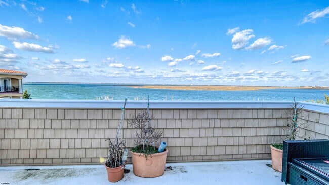 Building Photo - 909 N Cambridge Ave