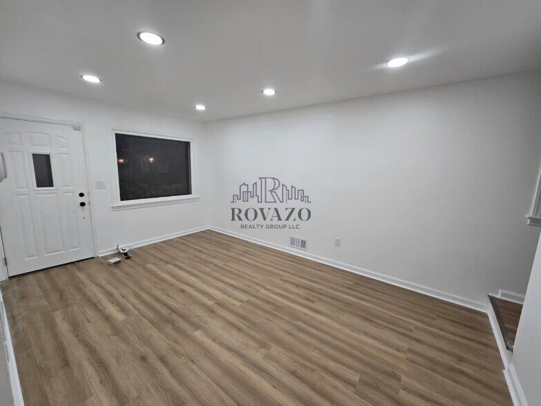 Building Photo - 1283 Broadway