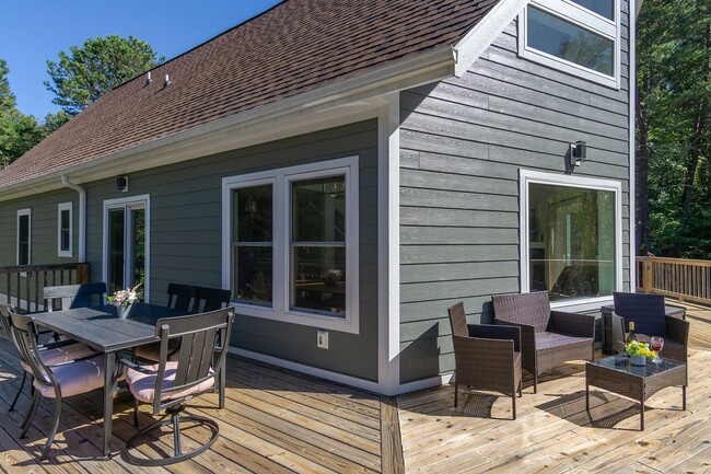 Building Photo - Candler Rental!