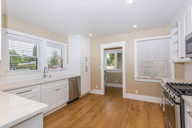 Building Photo - 306 N Shaffer St