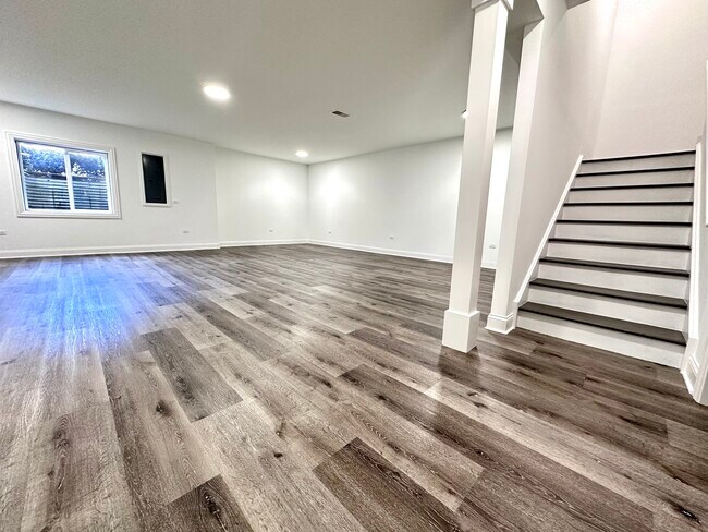 Building Photo - 1875 Crenshaw Cir