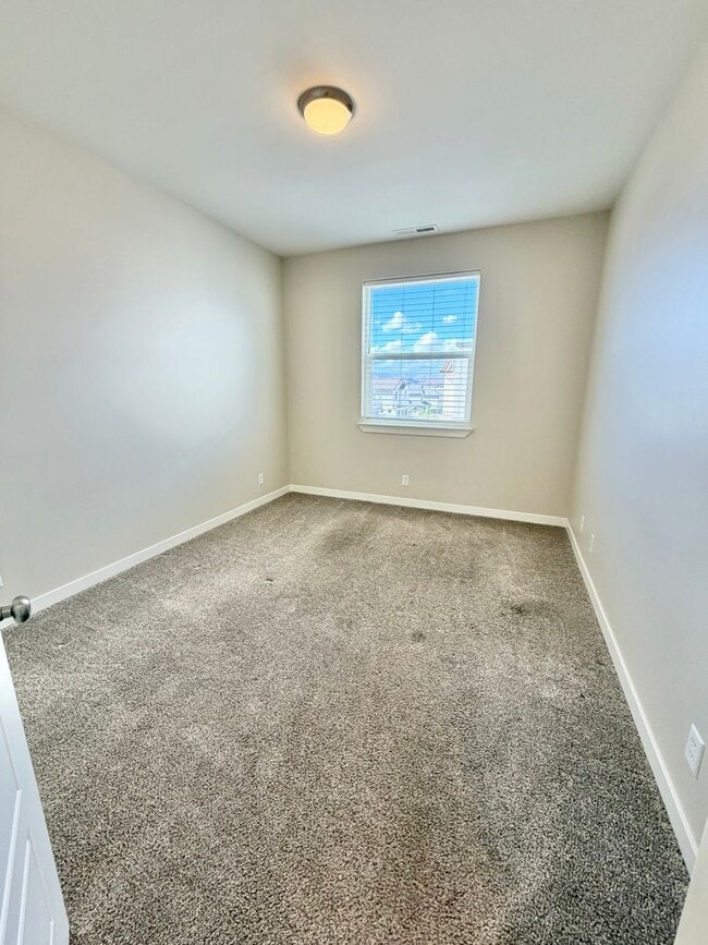 Building Photo - Beautiful 3 Bedroom Home In Desert Color!