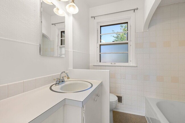 Building Photo - 5336 NE 35th Pl