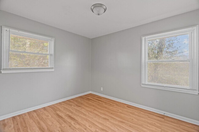 Building Photo - 3-Bedroom, 1-Bath Single-Family Home, BIG backyard!