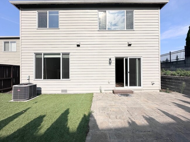 Building Photo - Stunning Modern 5 Bed 3 Bath Home in North...