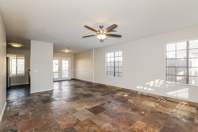 Building Photo - 3310 W Rose Garden Ln