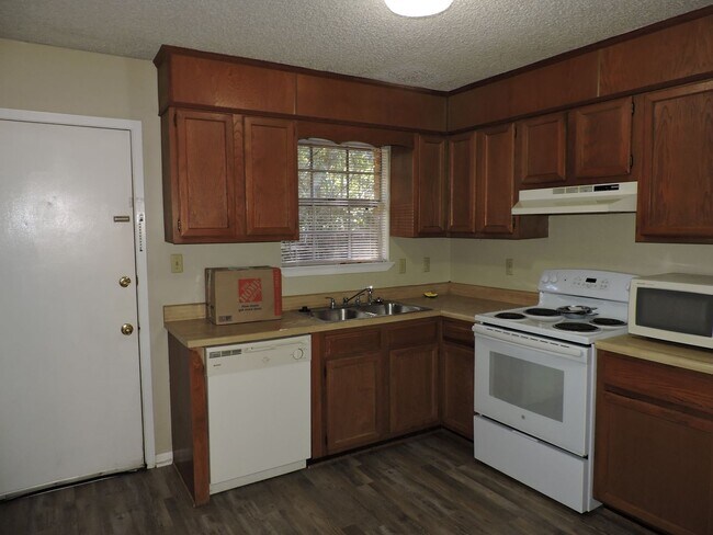 Building Photo - Convenient Northeast location!