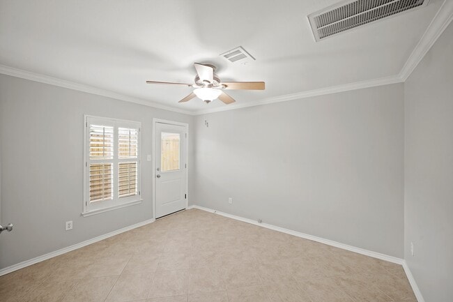 Building Photo - 1014 Rochow St