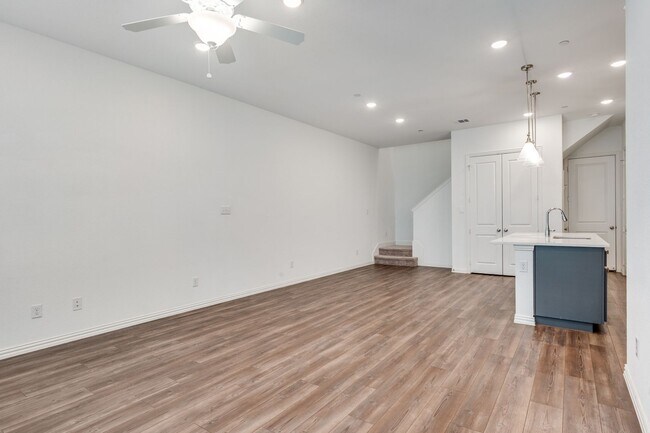 Building Photo - 9912 Schramm St