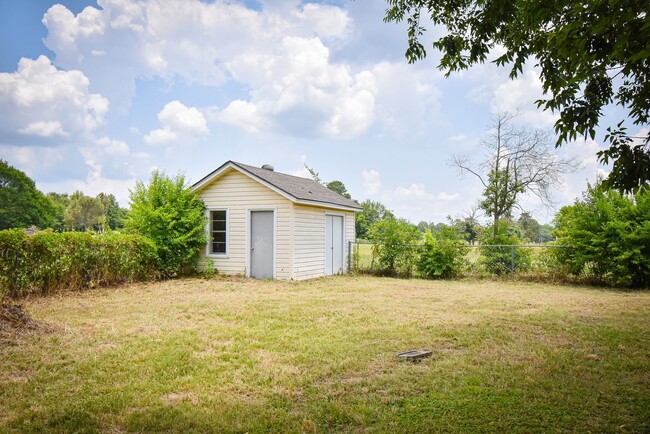 Building Photo - 2 Bedroom 1 Bath On Acreage in Lindale ISD!