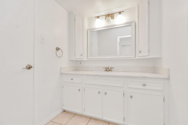 Building Photo - 2744 Briarhurst Dr