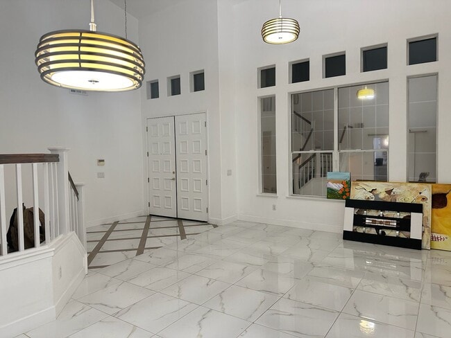 Building Photo - 5701 W Country Ave