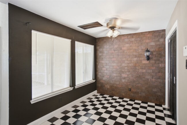 Building Photo - 3223 S Briar Knoll Dr