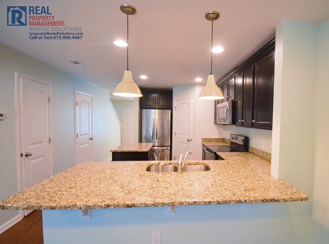 Building Photo - Wonderful townhome 15 min. to downtown Nashville- pool, tennis courts & fitness center!