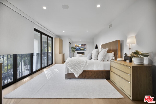 Building Photo - 7212 Mulholland Dr