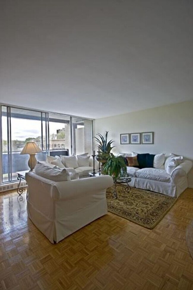 Building Photo - Great Location 1Br/1Bth. Heat & Hot Water ...