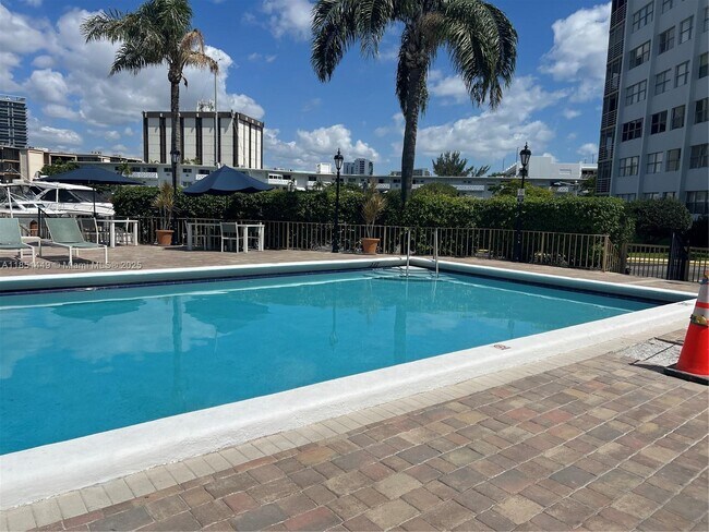 Building Photo - 100 Golden Isles Dr