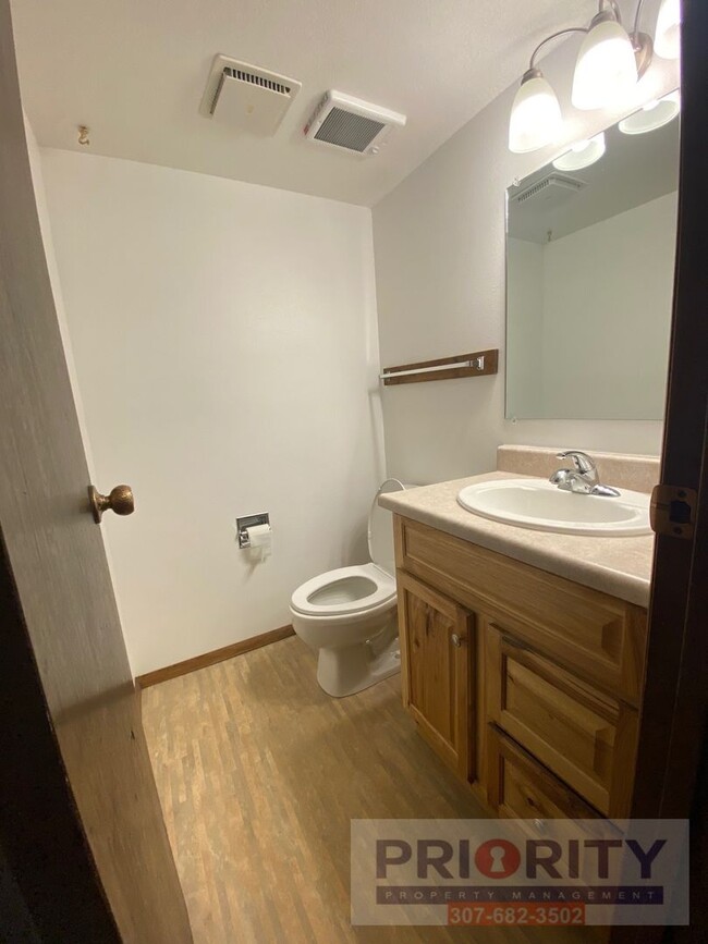 Building Photo - 3 bedroom, 2.5 bath 1,500 sqft Townhouse