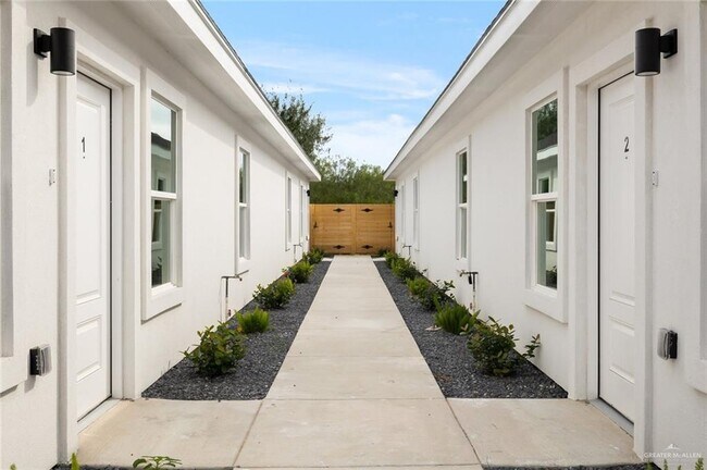 Building Photo - 3519 S Dominique Dr
