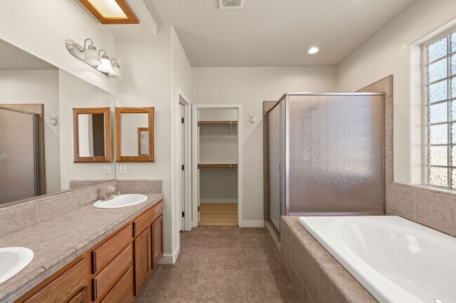 Building Photo - Stunning and Beautifully Spacious Home