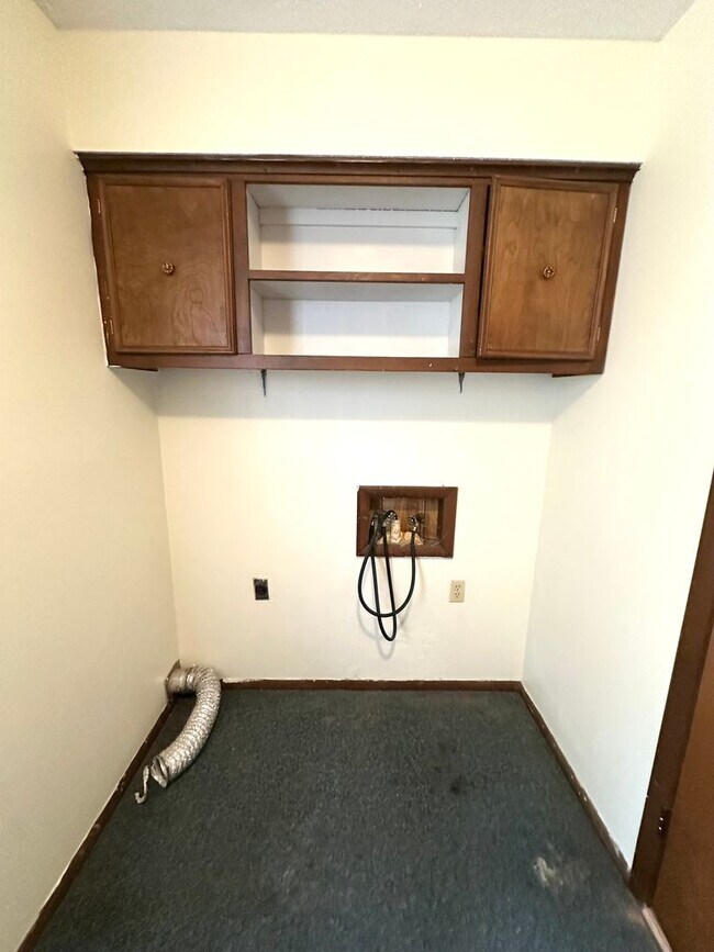 Building Photo - Welcome To Your Spacious Oasis!