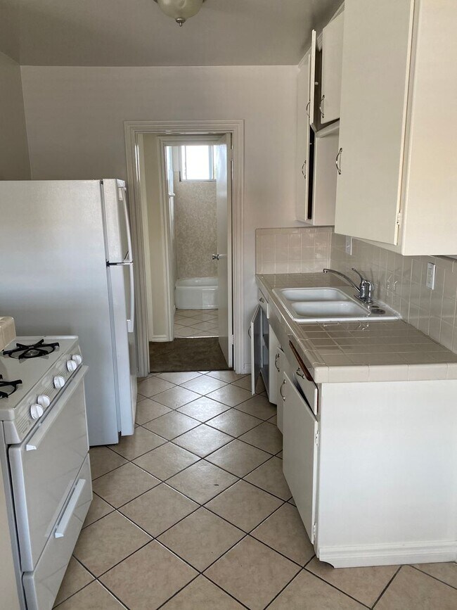 Building Photo - Cozy one bedroom one bathroom apartment with pool.