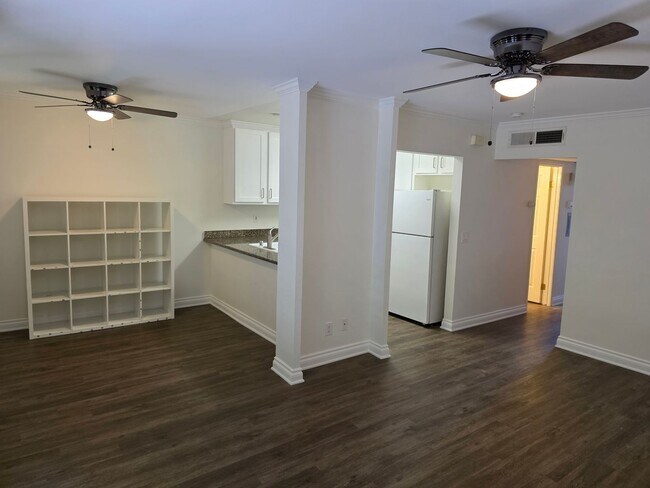 Building Photo - **Special** Renovated upstairs 2 bedroom 2...