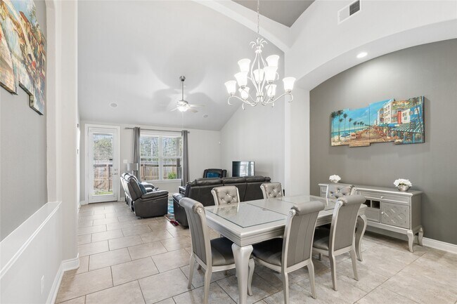 Building Photo - 9018 Meacom Dr