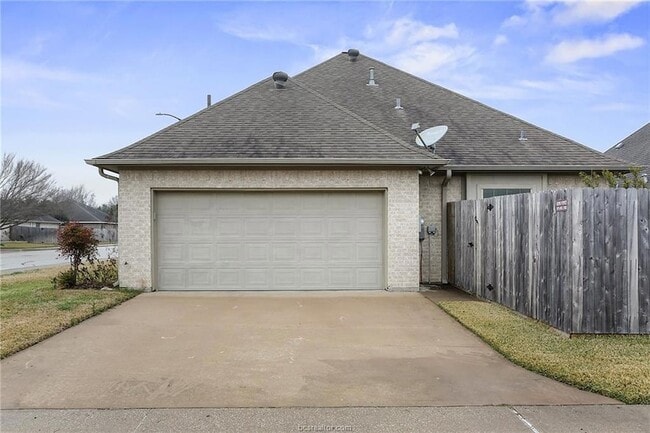 Building Photo - 200 Karten Ln