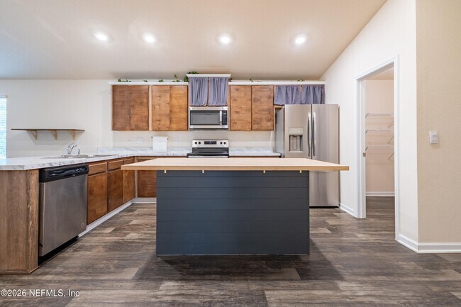 Building Photo - 2446 Oak Stream Dr