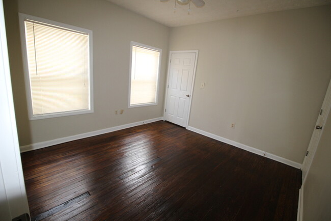 Building Photo - Spacious 2 Bedroom close to campus!