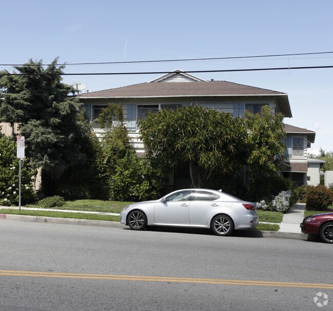 Building Photo - 13519 Moorpark St