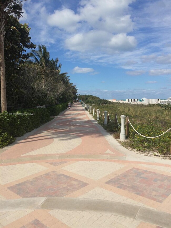 Building Photo - 2899 Collins Ave