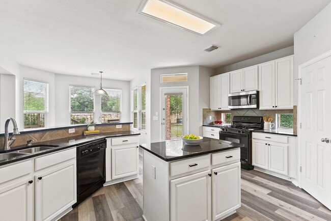 Building Photo - Spacious 4 BR/2.5 bath home in Iron Horse ...