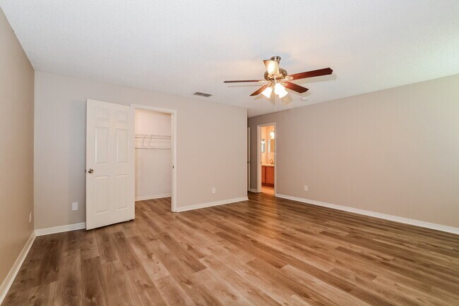 Building Photo - 165 Walnut Crest Run