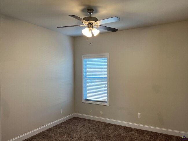 Building Photo - 105 Lacey Oak Ln
