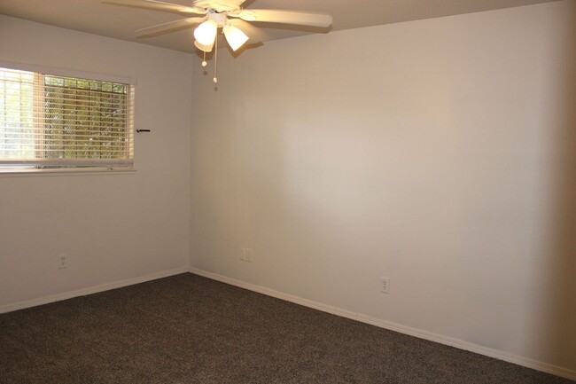 Building Photo - Updated 2 Bedroom Duplex Ready To Go!!!