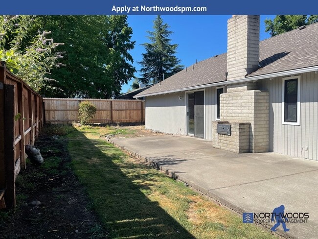 Building Photo - Charming 3 Bedroom 2 Bath Home in Very Nic...