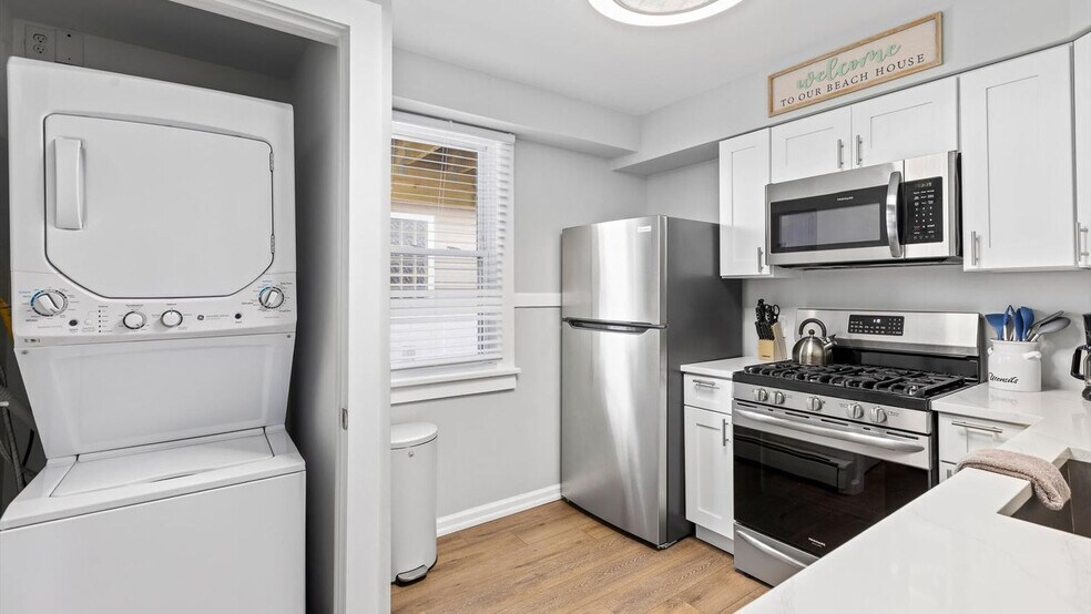 Building Photo - 228 N Dudley Ave