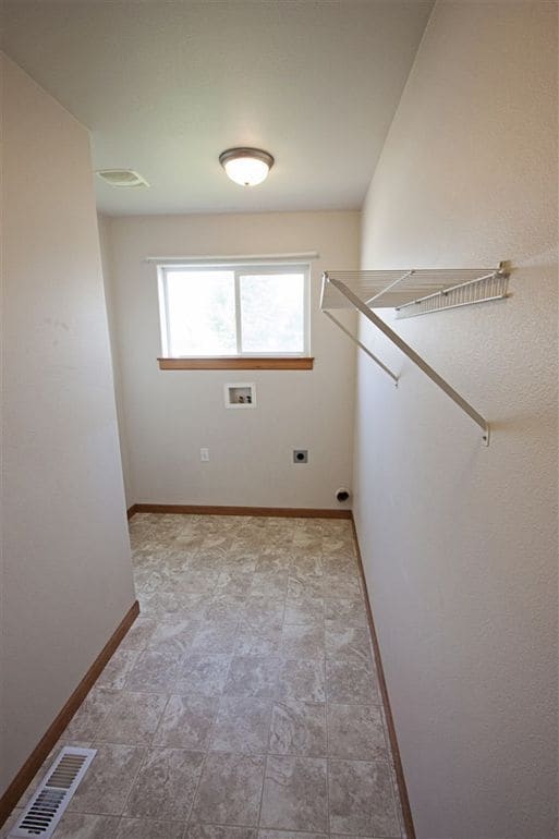 Building Photo - Beautiful 3 bedroom 2 1/2 bath home availa...