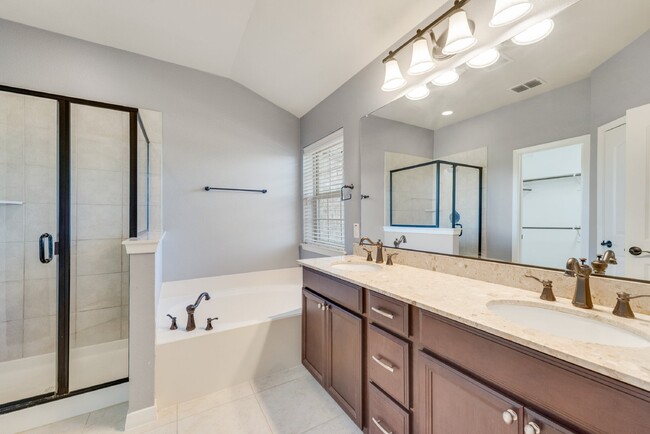 Building Photo - Charming Townhome in Addison