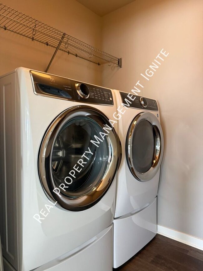 Building Photo - 3751 SW Coyote Ln