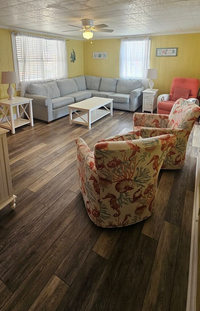 Building Photo - Snowbird Rental or Short-Term Getaway – Just Steps from the Beach!