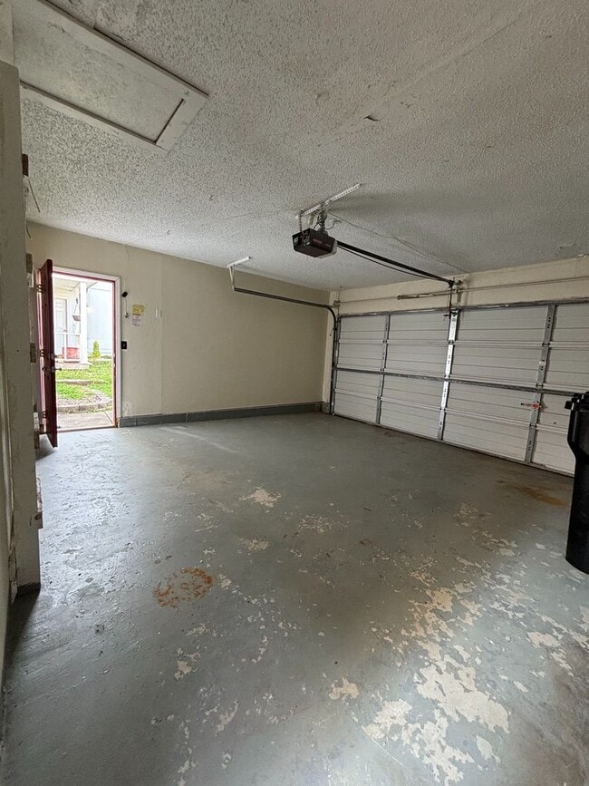 Building Photo - Spacious 1 Bedroom Duplex, 2 car garage