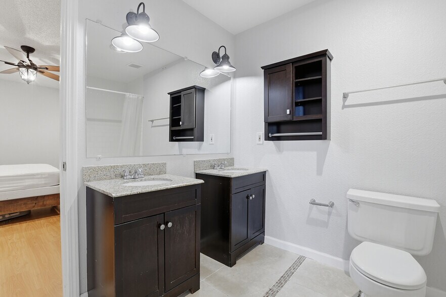 Building Photo - 8327 S Upham Way