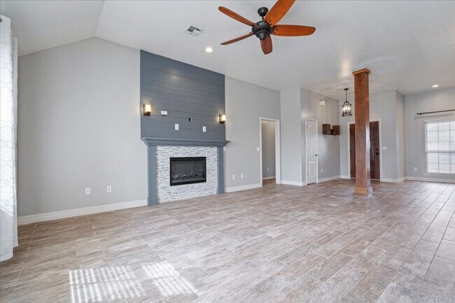 Building Photo - Discover this spacious 4-bedroom, 2-bath home