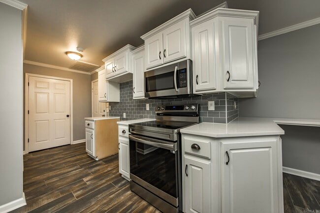 Building Photo - 31 Newcastle Dr