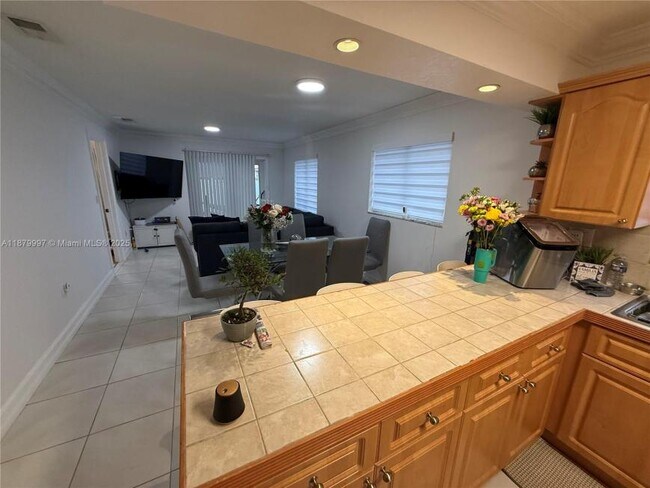 Building Photo - 3 bedroom in Hialeah FL 33016